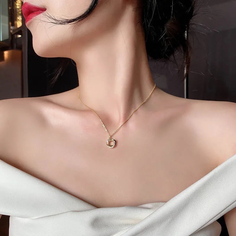 Golden Minimalist Necklace With A Pendant